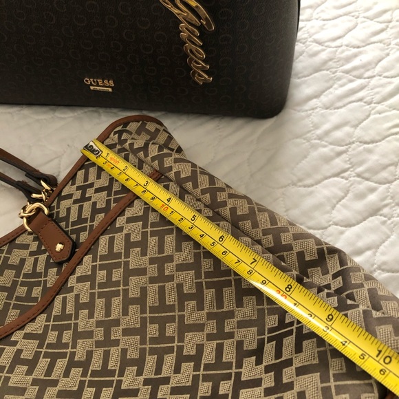 NEW ‼️ TOMMY HILFIGER-👜 - Picture 2 of 5